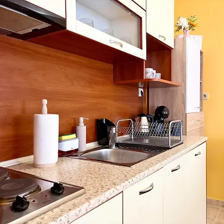 Palm Breeze Pool Retreat Апартаменти