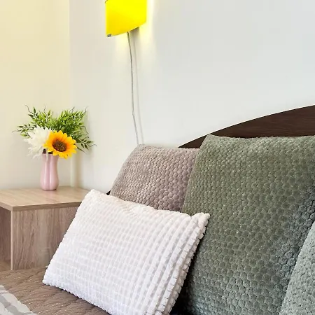 Palm Breeze Pool Retreat Апартаменти *