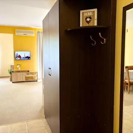Palm Breeze Pool Retreat Апартаменти Варна