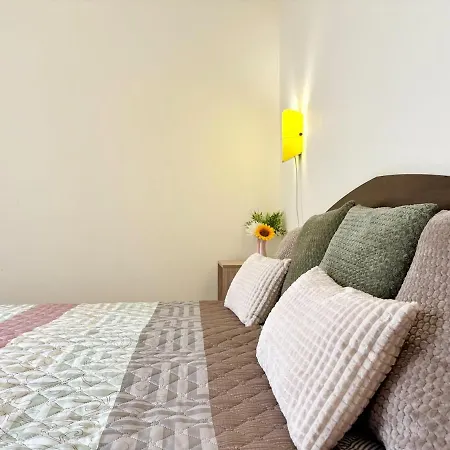 Апартаменти Palm Breeze Pool Retreat Варна