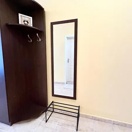Palm Breeze Pool Retreat Апартаменти Варна