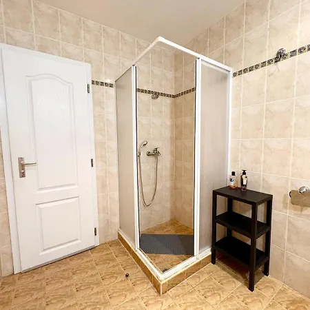 Palm Breeze Pool Retreat Апартаменти *