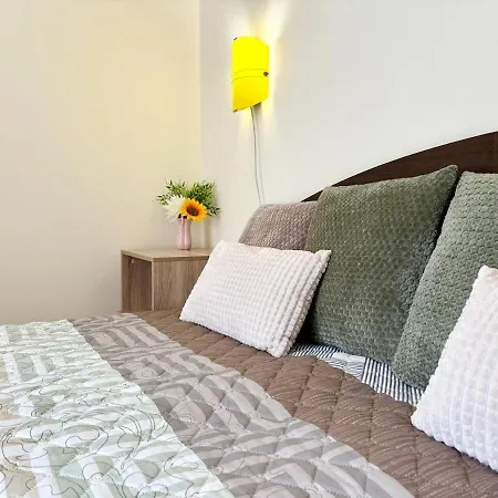Апартаменти Palm Breeze Pool Retreat