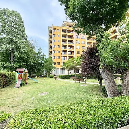 Апартаменти Palm Breeze Pool Retreat Варна