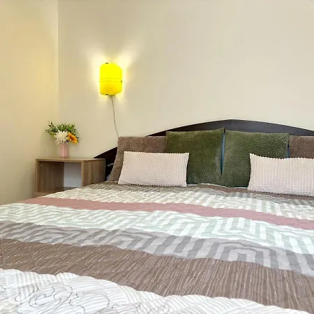 Palm Breeze Pool Retreat Апартаменти