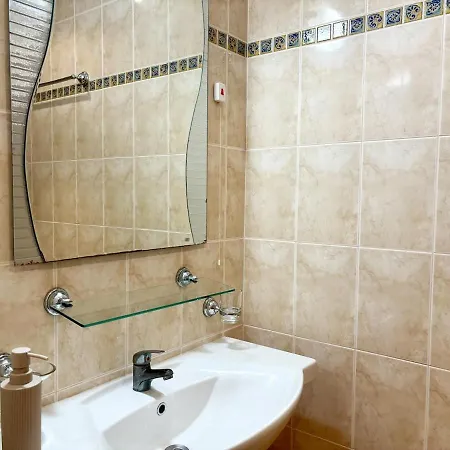 Palm Breeze Pool Retreat Апартаменти