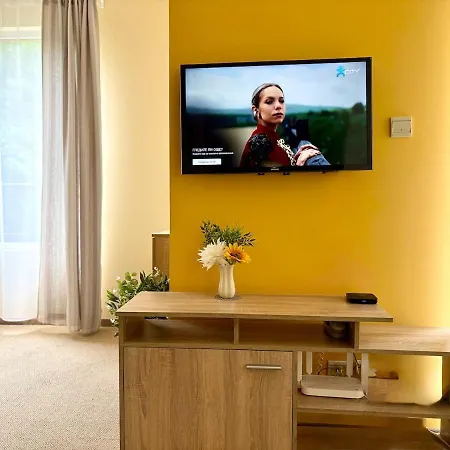 Palm Breeze Pool Retreat Апартаменти Варна