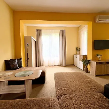 Palm Breeze Pool Retreat Апартаменти Варна